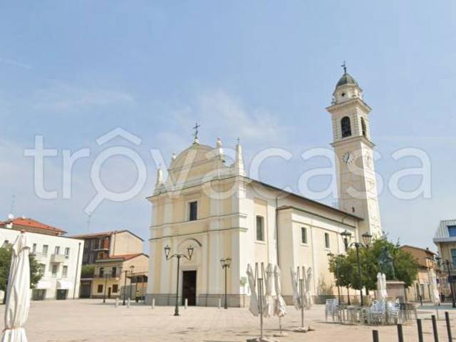 Quadrilocale in vendita a Locate di Triulzi piazza Vittoria