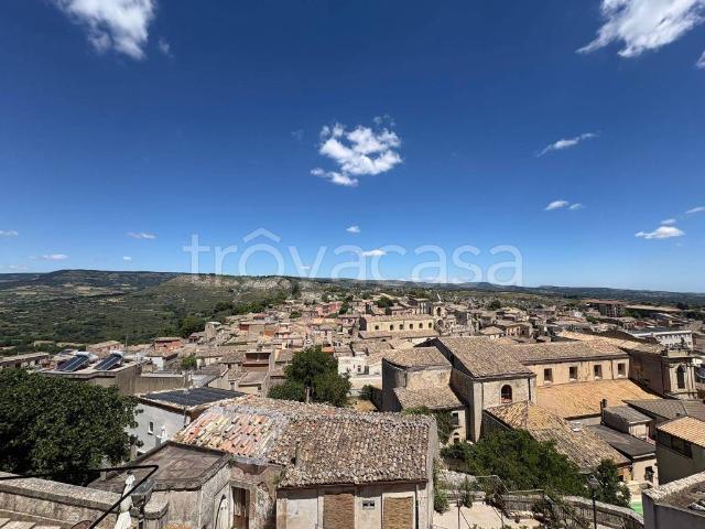 Quadrilocale in vendita a Palazzolo Acreide via Lenza