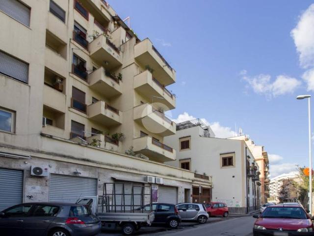 Quadrilocale in vendita a Palermo via serradifalco, 78, Malaspina
