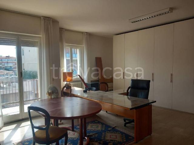 Quadrilocale in vendita a Pesaro, Centro Mare