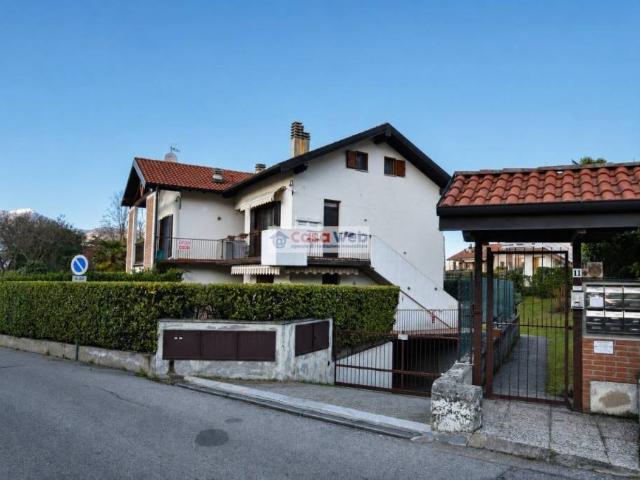 Quadrilocale in vendita a Porto Valtravaglia