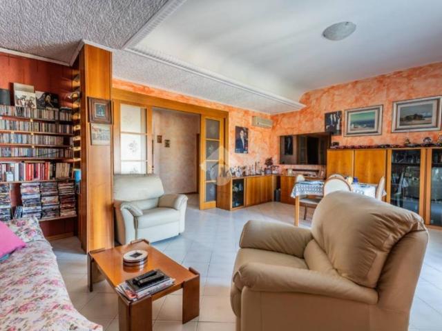 Quadrilocale in vendita a Rimini, Via Covignano Villaggio Azzurro