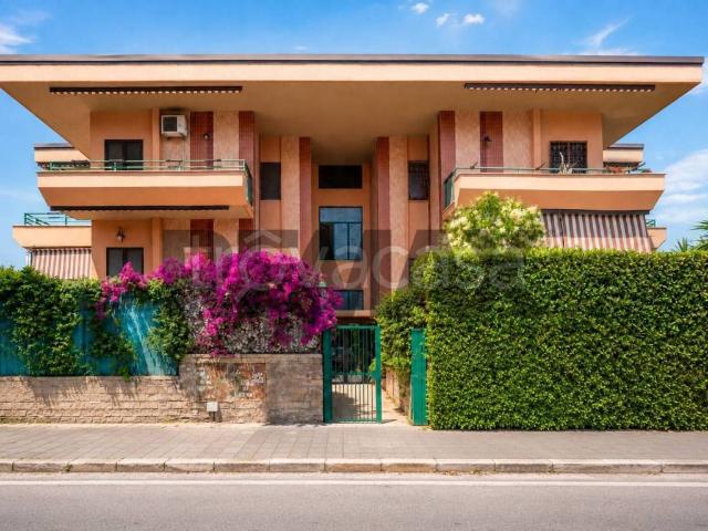 Quadrilocale in vendita a Roma, Mostacciano