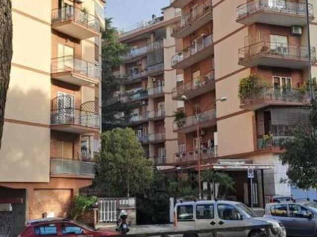 Quadrilocale in vendita a Roma via Mario Chiri