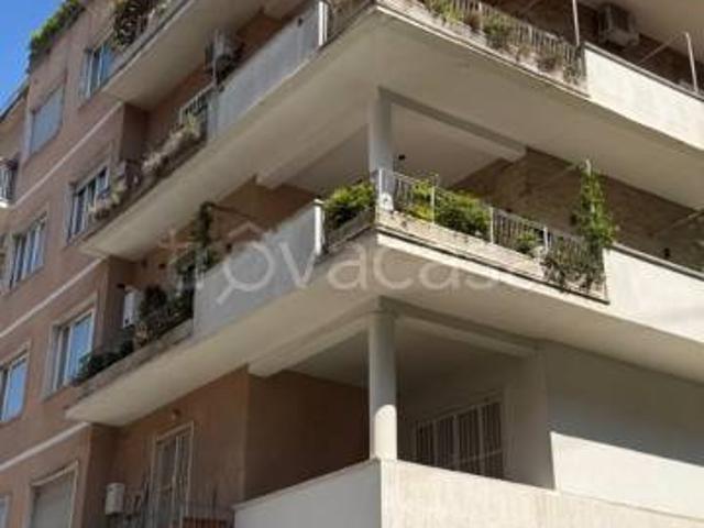 Quadrilocale in vendita a Roma via Archimede, Euclide