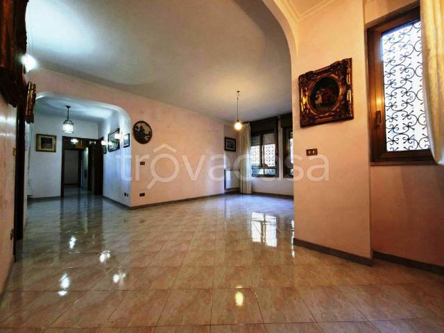 Quadrilocale in vendita a Roma via Bova, Appio Claudio Statuario