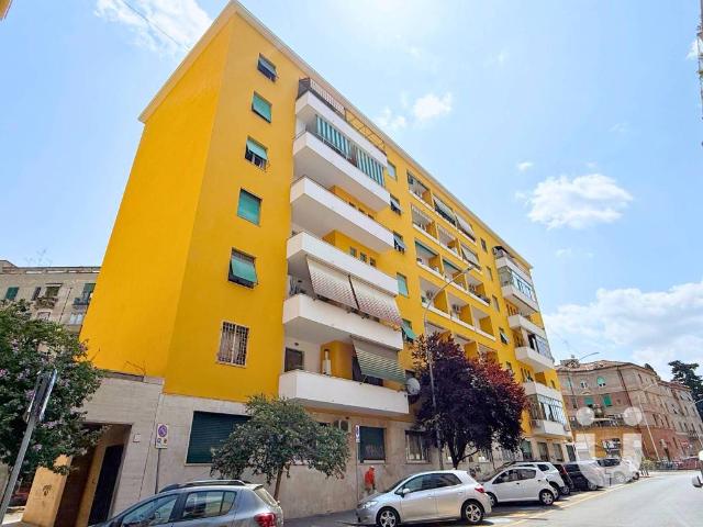 Quadrilocale in vendita a Roma via Caffaro, Garbatella