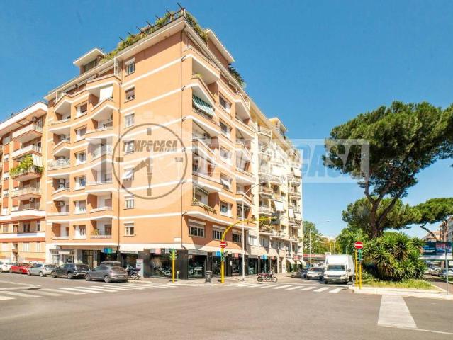 Quadrilocale in vendita a Roma via Carlo Cipolla, 8, Colli Albani