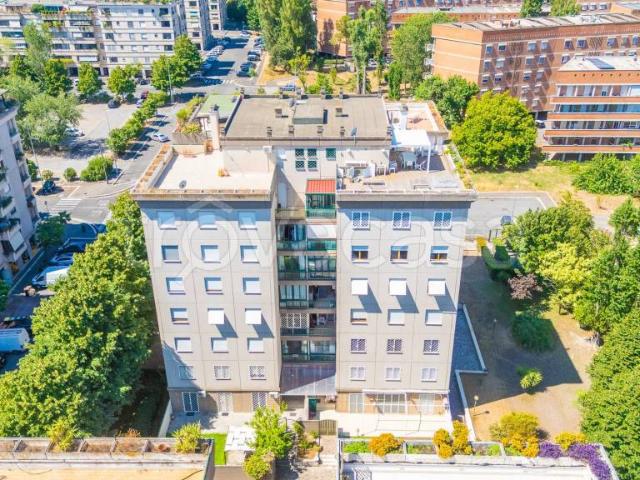 Quadrilocale in vendita a Roma via del Pianeta Terra, Torrino