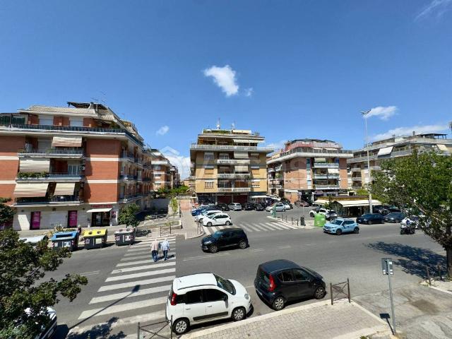 Quadrilocale in vendita a Roma via della Casetta Mattei, Casetta Mattei Corviale