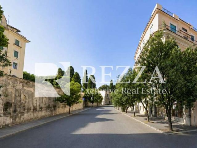 Quadrilocale in vendita a Roma via delle Tre Madonne, Parioli