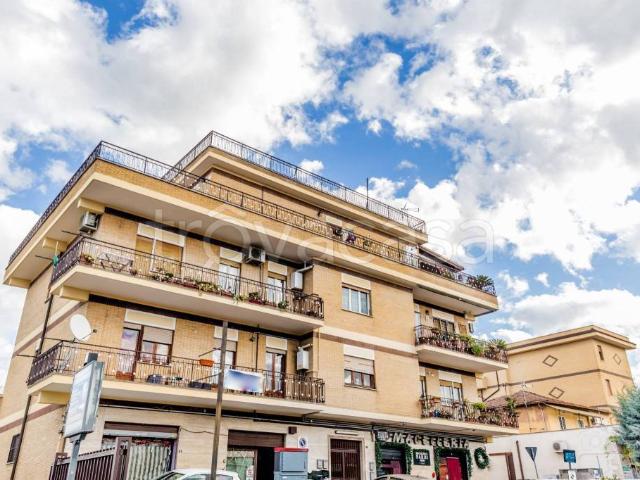 Quadrilocale in vendita a Roma via di Vermicino, 63, Borghesiana