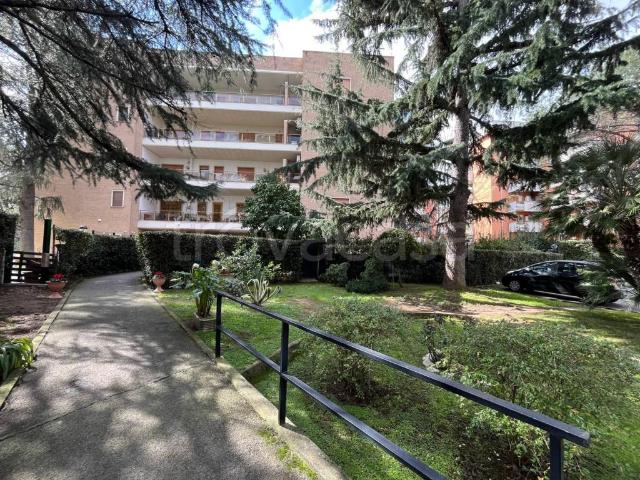 Quadrilocale in vendita a Roma via Fiume Giallo, Torrino