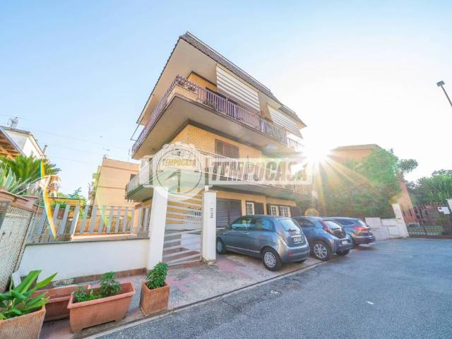 Quadrilocale in vendita a Roma via Lucio Fauno, San Basilio