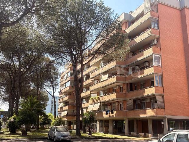 Quadrilocale in vendita a Roma via Pellaro, 106, Capannelle Statuario