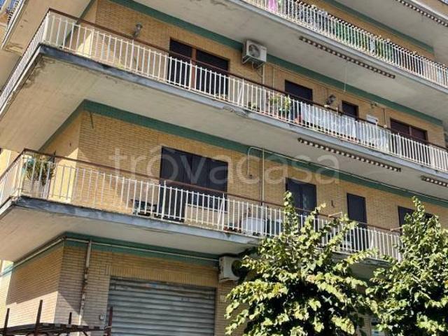 Quadrilocale in vendita a Roma via Salussola, Casalotti