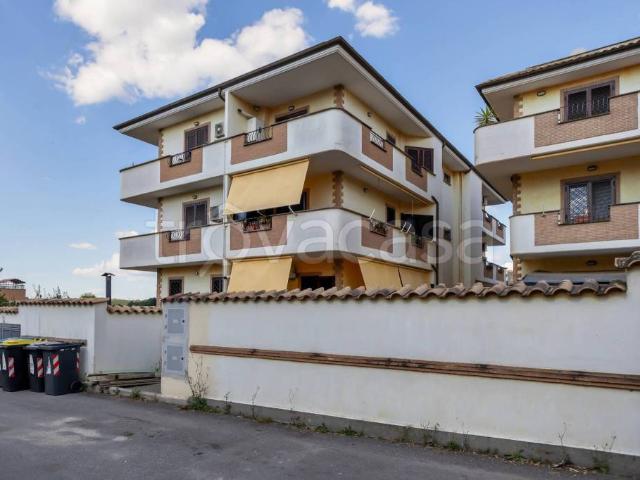 Quadrilocale in vendita a Roma via Scaldasole, Casalotti