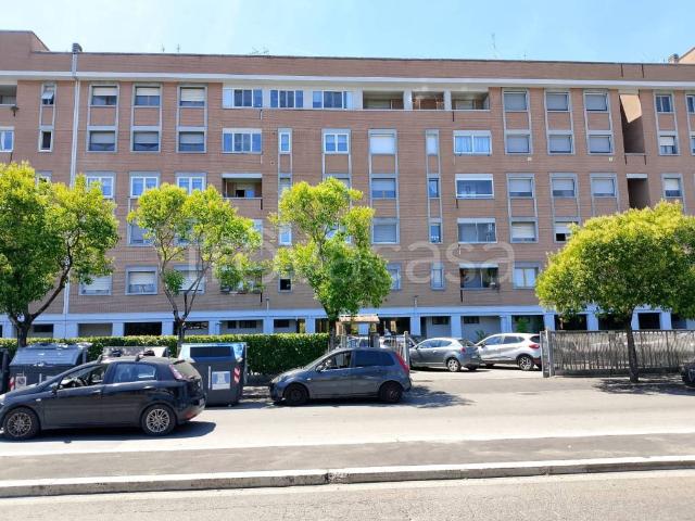 Quadrilocale in vendita a Roma viale Gino Cervi, 39, Vigne Nuove Casale Nei