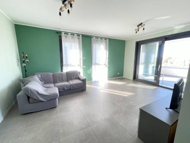 Quadrilocale in vendita a Saronno via Padre Luigi Sampietro