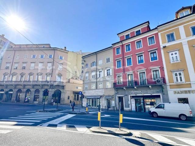 Quadrilocale in vendita a Trieste, Largo Barriera Ospedale Maggiore