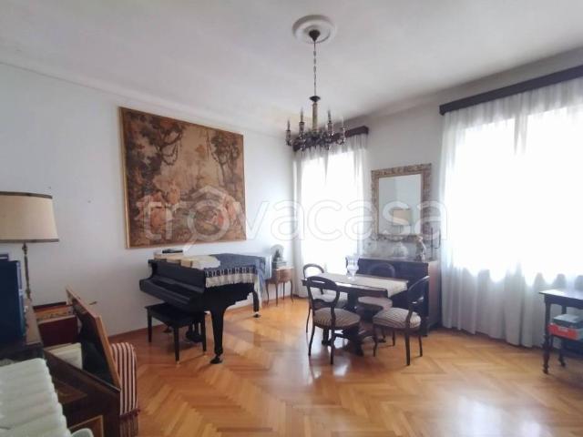 Quadrilocale in vendita a Trieste via Antonio Canova, 19, Largo Barriera Ospedale Maggiore