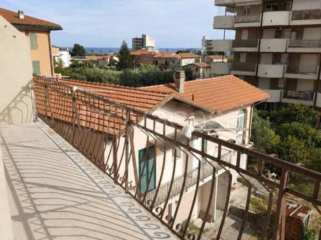 Quadrilocale in vendita a Vallecrosia via Colonnello Aprosio