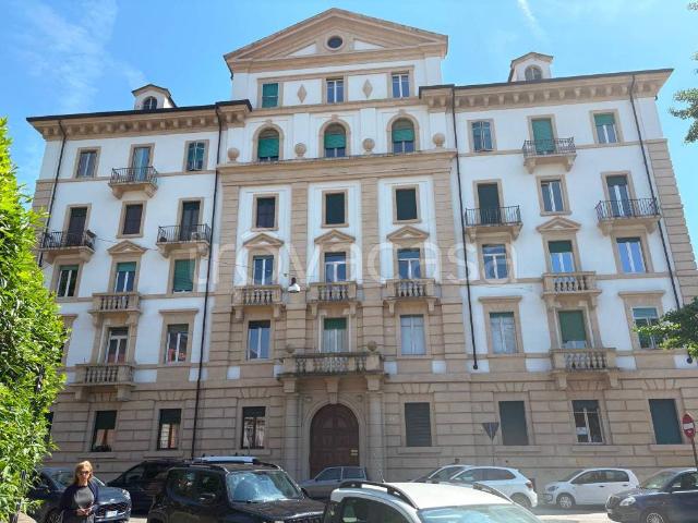 Quadrilocale in vendita a Verona via Nazario Sauro, 2, Veronetta