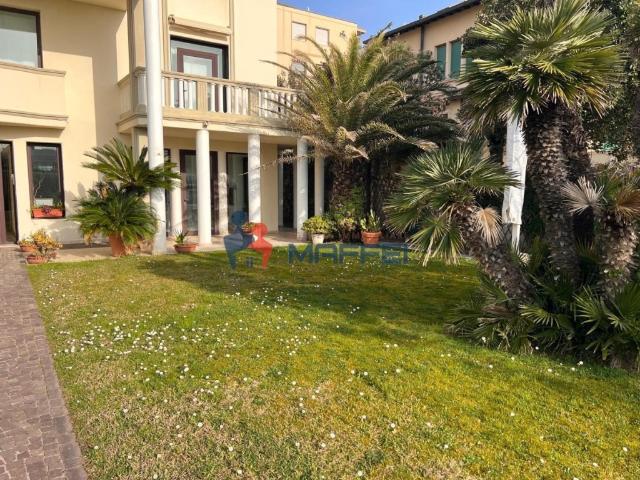 Quadrilocale in vendita a Viareggio viale Giosuè Carducci