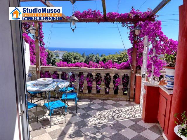 Quadrilocale in vendita in via camerelle, Capri