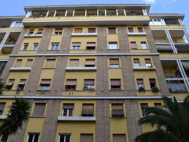 Quadrilocale o più in Via Rosa Raimondi Garibaldi, Roma