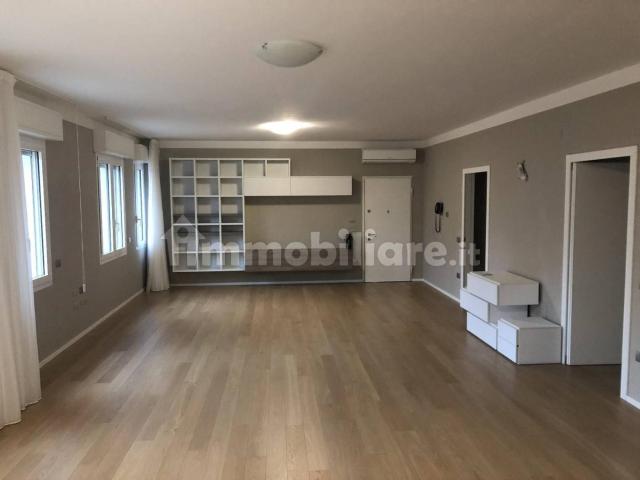 Quadrilocale ottimo stato, quarto piano, Centro Storico, Modena