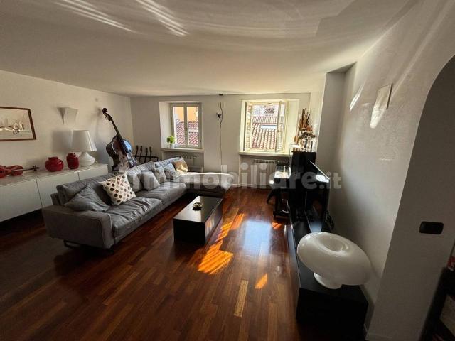 Quadrilocale ottimo stato, quarto piano, Città Vecchia, Trieste