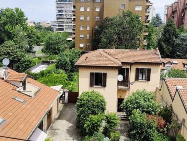 Quadrilocale su due livelli in stabile d'epoca in Maggiolina
