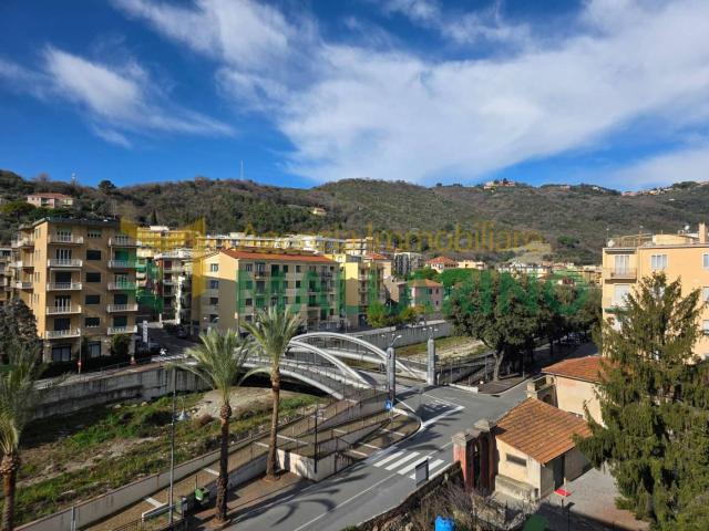 Quadrilocale via Calvisio, Centro, Finale Ligure