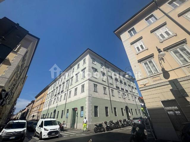 Quadrilocale via Felice Venezian 1, Città Vecchia, Trieste