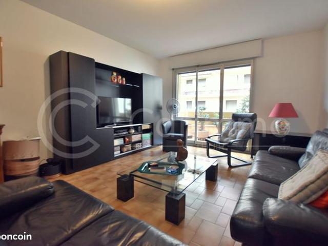 Quai vauban – t3 de 67m² traversant – balcons / terrasse