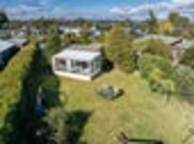Quaint Original Te Anau Batch – Prime Location