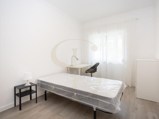 Quarto 10,15m², Remodelado e Mobilado, Monte de Caparica