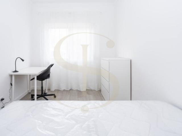Quarto 12,40m², Remodelado e Mobilado, Monte de Caparica