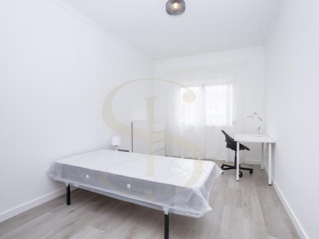 Quarto 13,60m², Remodelado e Mobilado, Monte de Caparica