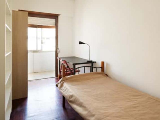 Quarto com cama de solteiro em residência FLAT PP PP206