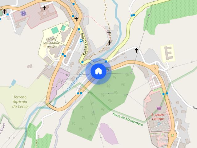 Quarto com casa banho individual e varanda em Lamego