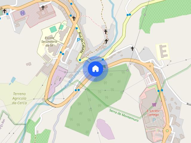 Quarto com casa banho individual e varanda em Lamego