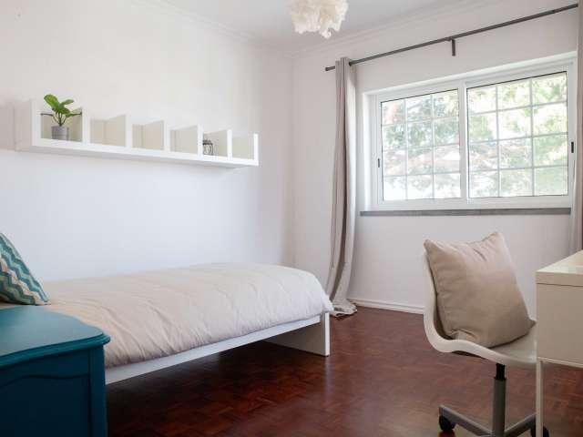 Quarto com casa de banho privativa para alugar em casa com 12 quartos, Parede