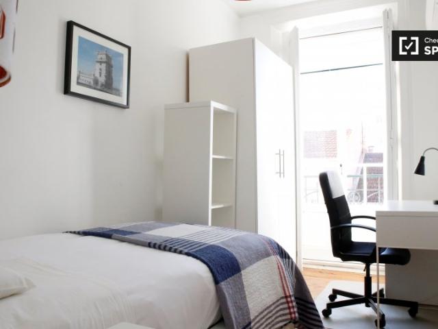 Quarto confortável para alugar em apartamento de 5 quartos em Arroios