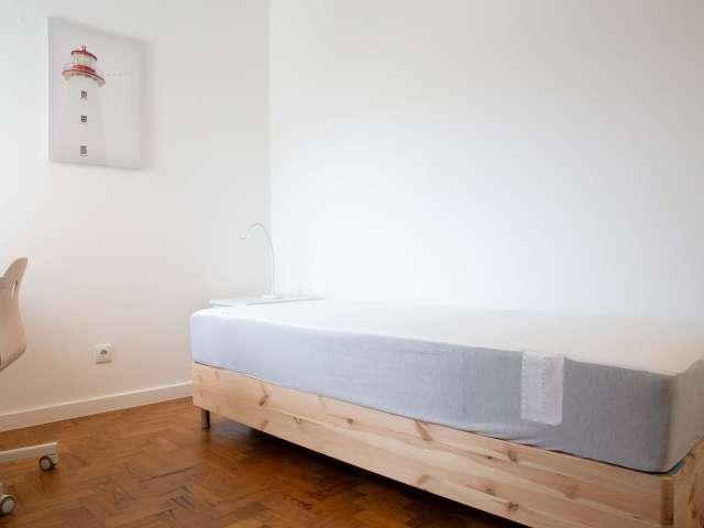 Quarto confortável para alugar na Parede