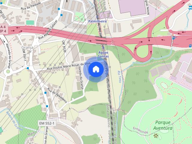 Quarto a estudante do sexo feminino em moradia no Porto