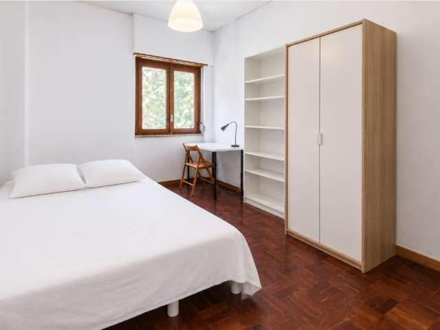 Quarto acolhedor em apartamento com 6 quartos em Campo de Ouri, Lisboa