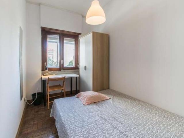 Quarto acolhedor em apartamento com 6 quartos em Campo de Ouri, Lisboa