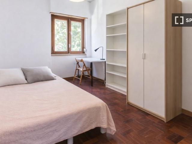 Quarto acolhedor em apartamento com 6 quartos em Campo de Ouri, Lisboa